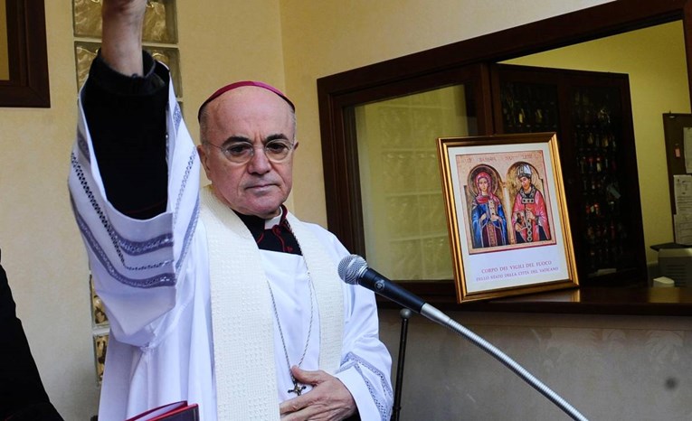 Nadbiskup optužio Papu da je štitio pedofila. Sada se skriva skoro godinu dana